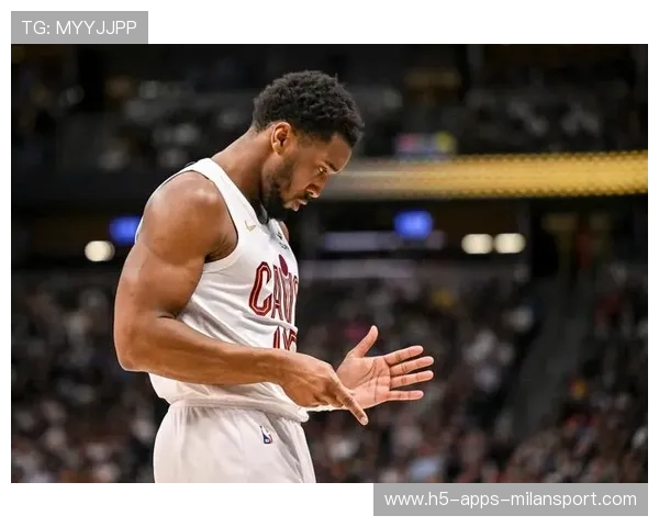 米切尔抛投命中并造犯规，骑士把握住关键回合